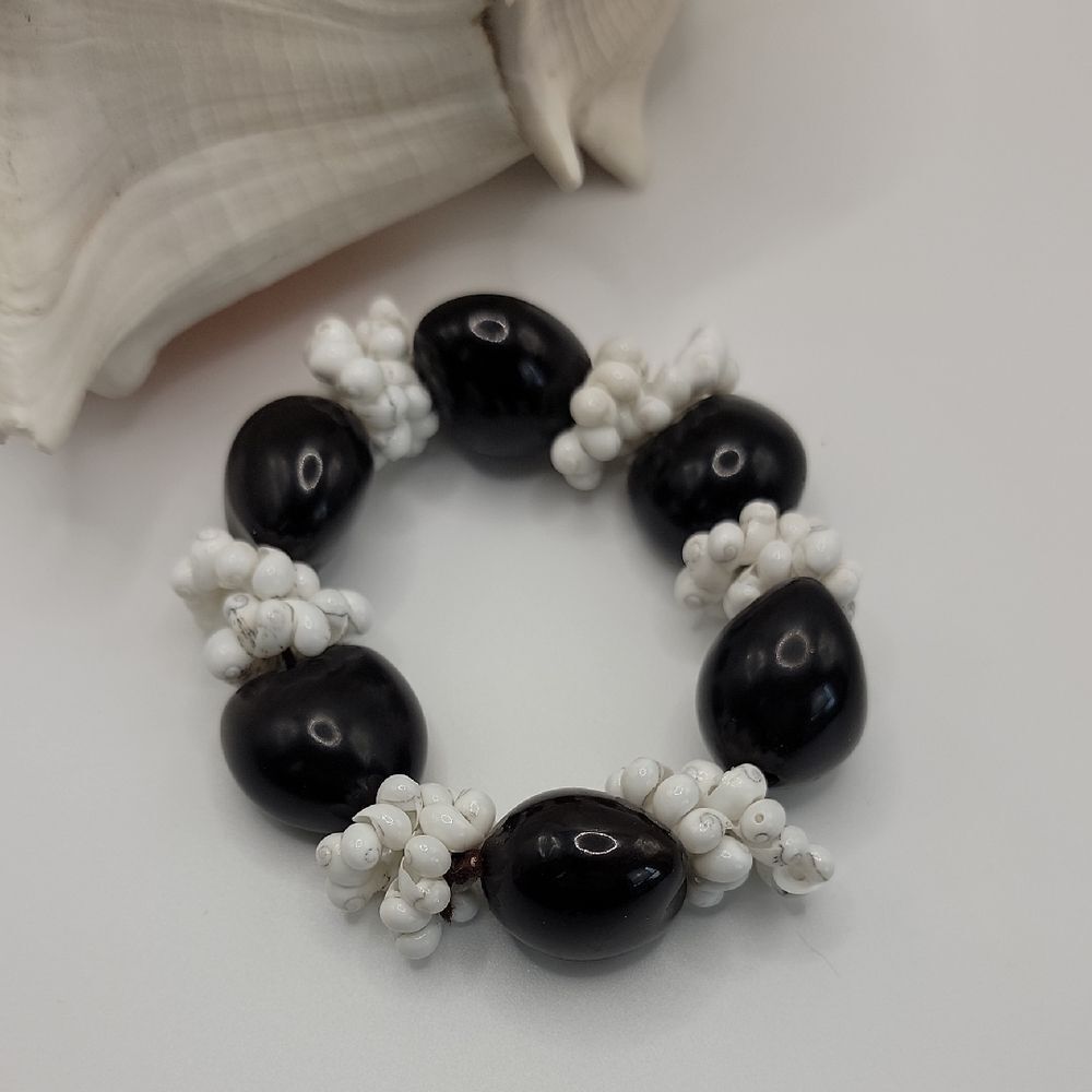 Hawaiian Bracelet Kukui Nut and Shell - Black & White Size Standard 7"-8"
